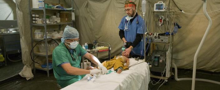 Das chirurgische Team von Ärzte ohne Grenzen behandelt in Gaza-Stadt die 2-jährige Eshgen Karabi