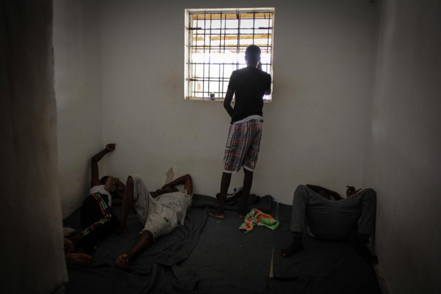 Inhaftierte Menschen in einem Internierungslager in Libyen