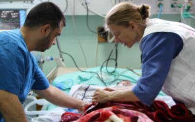 Kelly, Anästhesistin von Ärzte ohne Grenzen, auf der Intensivstation des Shifa-Krankenhauses