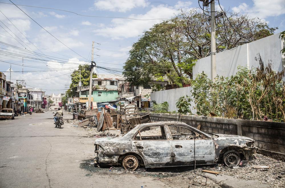Haiti: Zerstörtes Auto auf der Straße