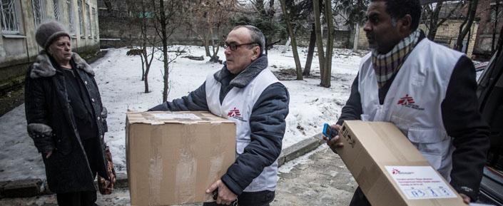 Ärzte ohne Grenzen liefert medizinisches Material für chronische Krankheiten in das Krankenhaus Nr. 6 in Donetsk, Ukraine.