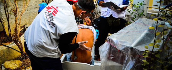 Ein Arzt von Ärzte ohne Grenzen untersucht einen syrischen Flüchtlinge in der Station der Küchenwache auf der griechischen Insel Symi.