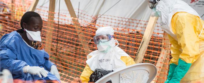 Die Teams von Ärzte ohne Grenzen behandeln Ebola-Infizierte in speziellen Isolierstationen.