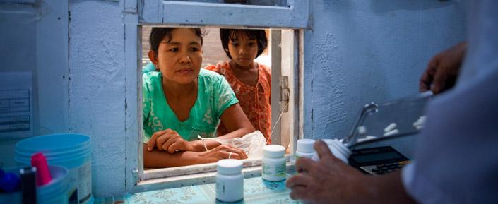 HIV Behandlung in Myanmar: Medikamentenausgabe