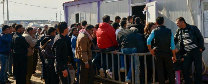 Flüchtlinge warten im Lager Domiz.