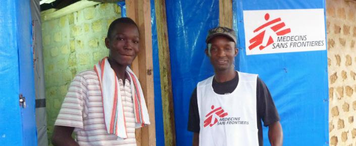 Der Ebola-Überlebende Kollie James nach seiner Entlassung mit seinem Vater Alexander, der im Team für Gesundheitsaufklärung von Ärzte ohne Grenzen arbeitet.