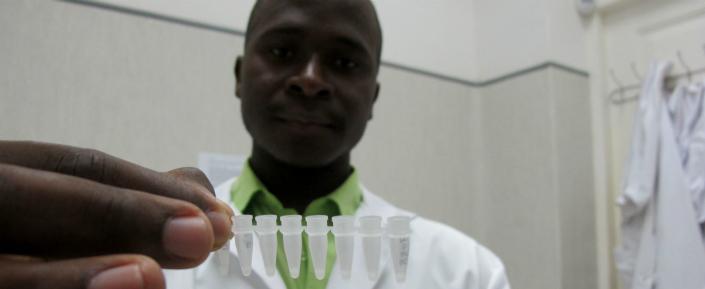 Der Labortechniker Ilidio Silva Cavele (25) mit einigen Laborproben zur Bestimmung der Viruslast von HIV-PatientInnen im Jose Macamo Krankenhaus in Maputo.