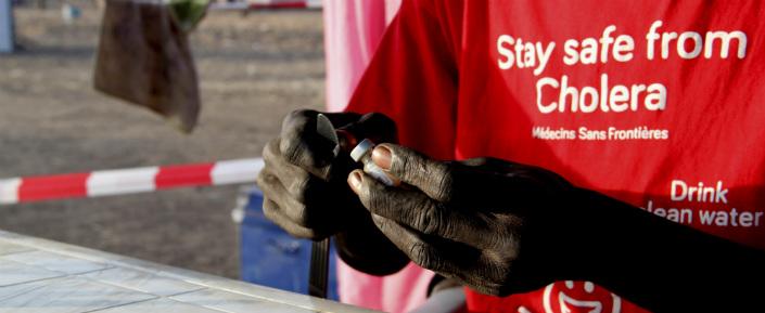 Einer unserer Mitarbeiter bereitet den oralen Impfstoff gegen die Infektionskrankheit Cholera vor.