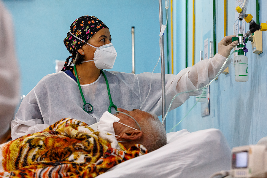 Eine Krankenpfelegerin kümmert sich um einen COVID-19 Patienten in Rondônia