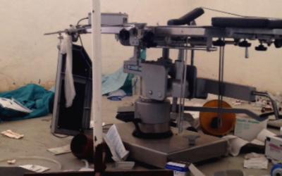 Südsudan: Ein zerstörter Operationstisch und verstreute chirurgische Instrumente im geplünderten Operationssaal des Krankenhauses von Ärzte ohne Grenzen in Leer.
