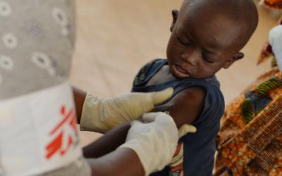 In einer alten Tabakfabrik in Tombolia Nahe der Hauptstadt Conakry startet Ärzte ohne Grenzen gemeinsam mit dem Gesundheitsministerium eine Impfaktion gegen Masern