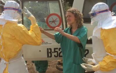 Das Team von Ärzte ohne Grenzen legt Schutzkleidung gegen die hochinfektiöse Viruserkrankung Ebola an.