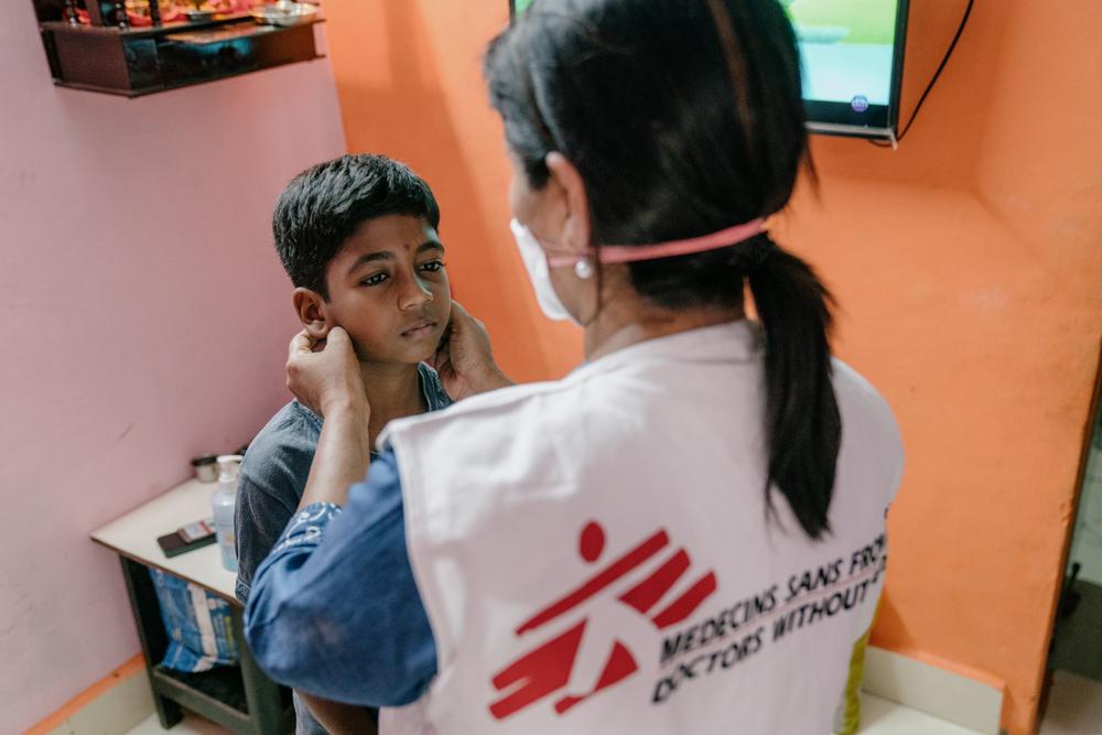 Prachi, MSF nurse examines Vaishnavi's brother