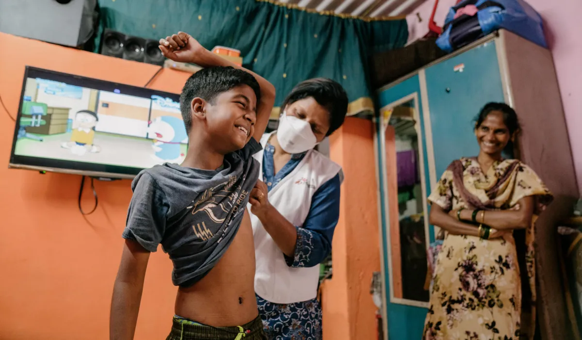 Prachi, MSF nurse examines Vaishnavi's brother