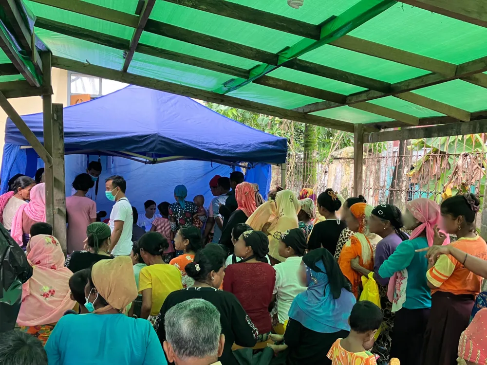 People crowd the waiting room of MSF’s mobile clinic in Aung Mingalar quarter, Sittwe Township