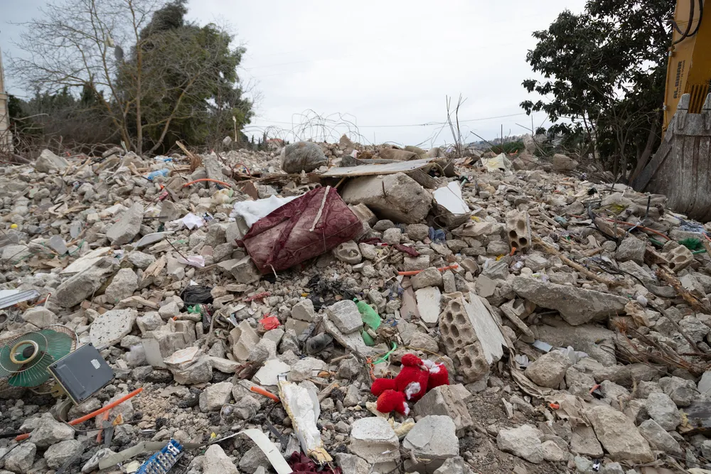 MSF donations in the war-ravaged Tibnine girls’ orphanage