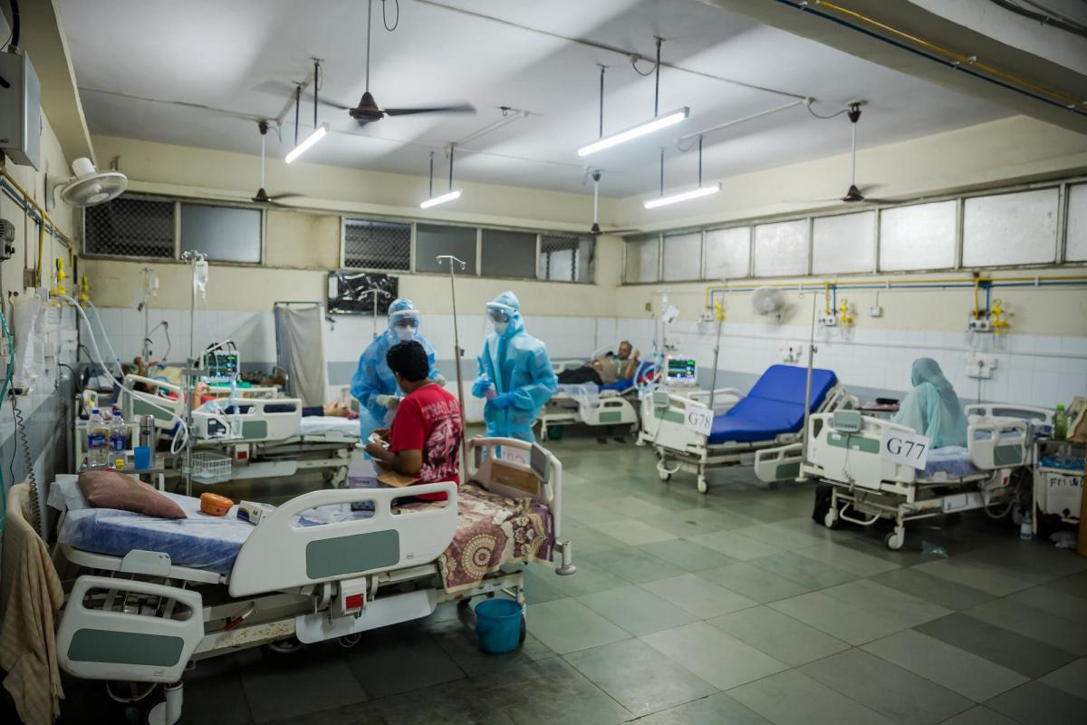 Doctors working at the HFNC ward.jpg