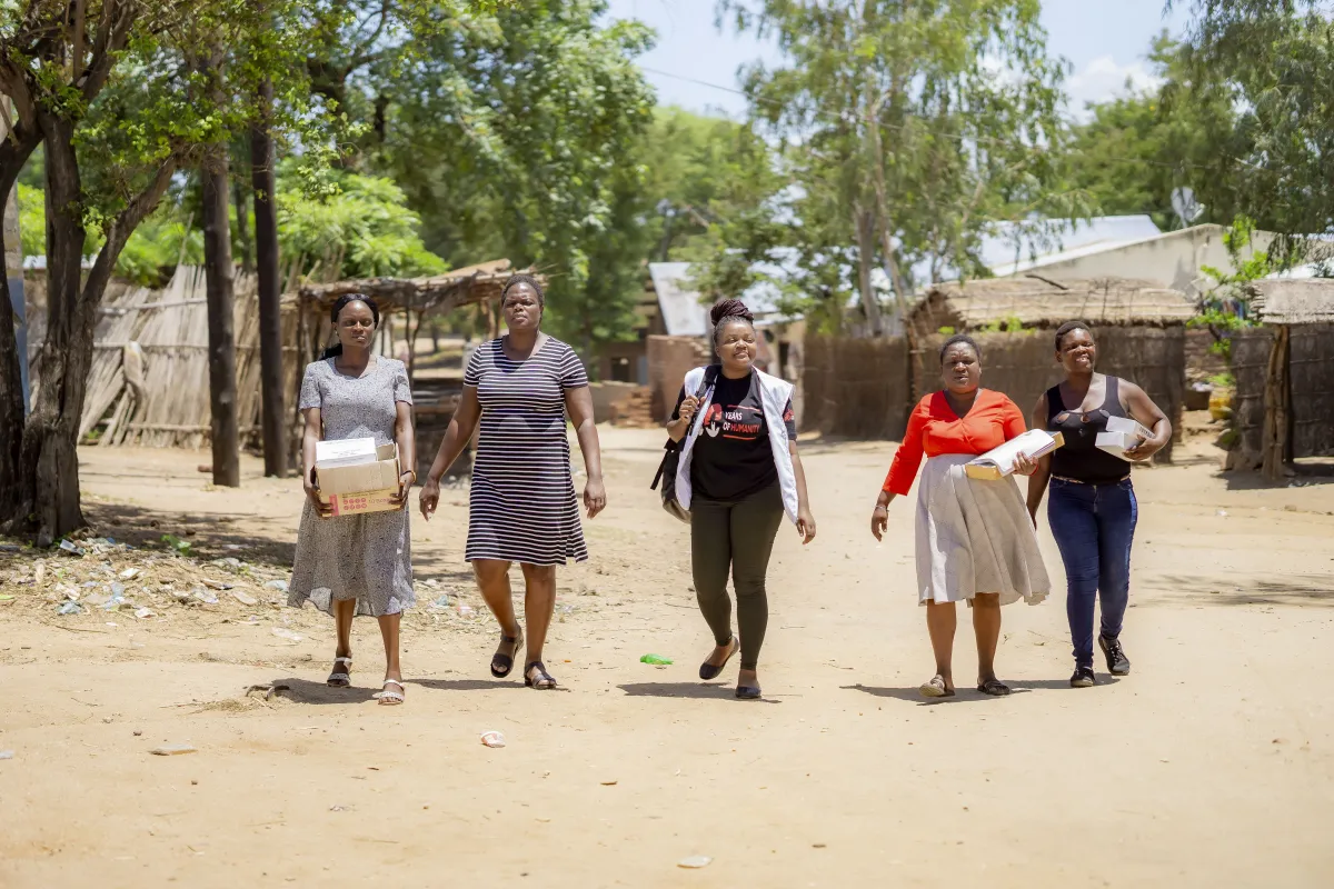 Fünf Mitarbeiter:innen in Malawi