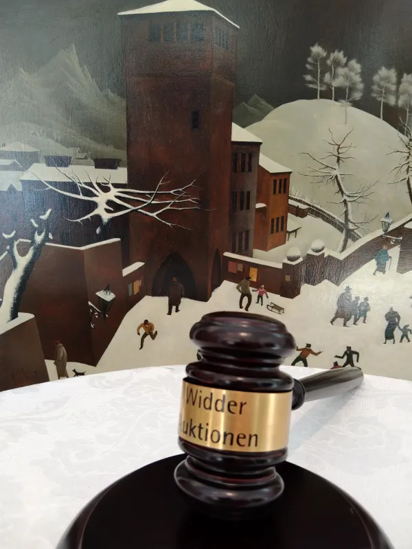 Auktionshammer vor Kunstwerk 