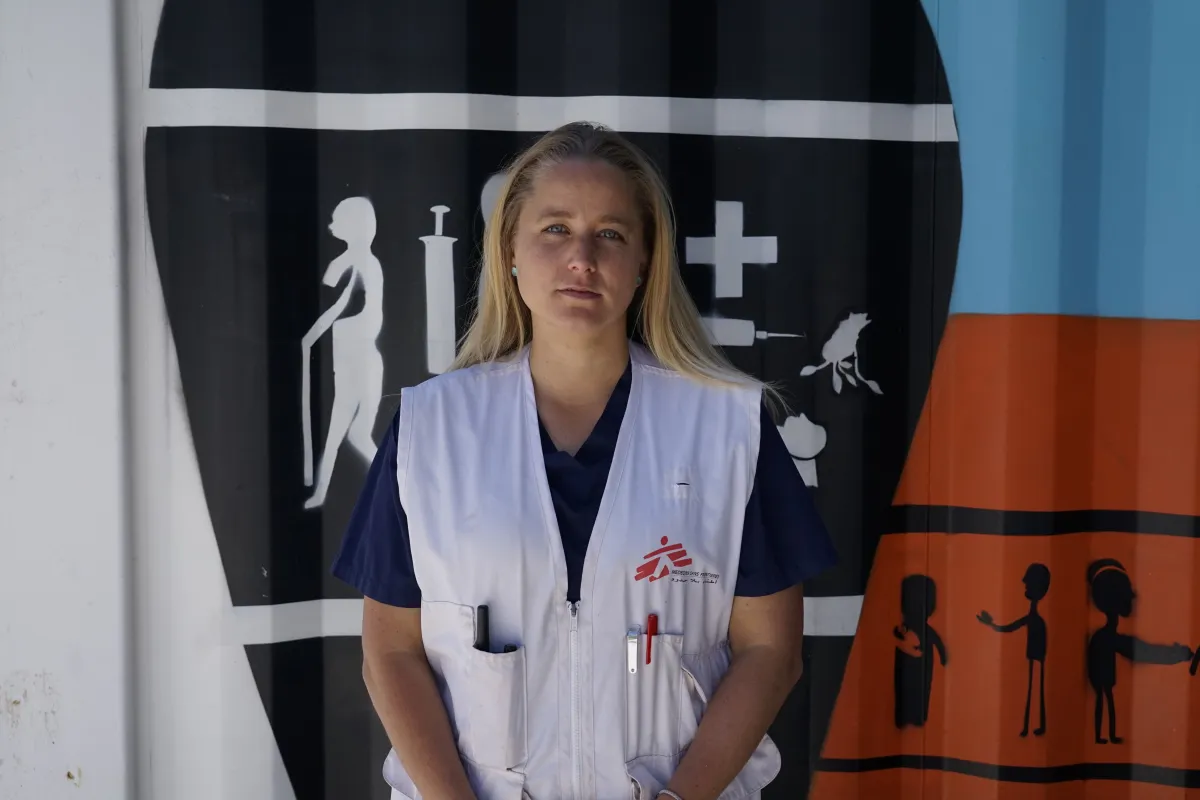 Julia Falkner, Hebamme, in Lesbos 