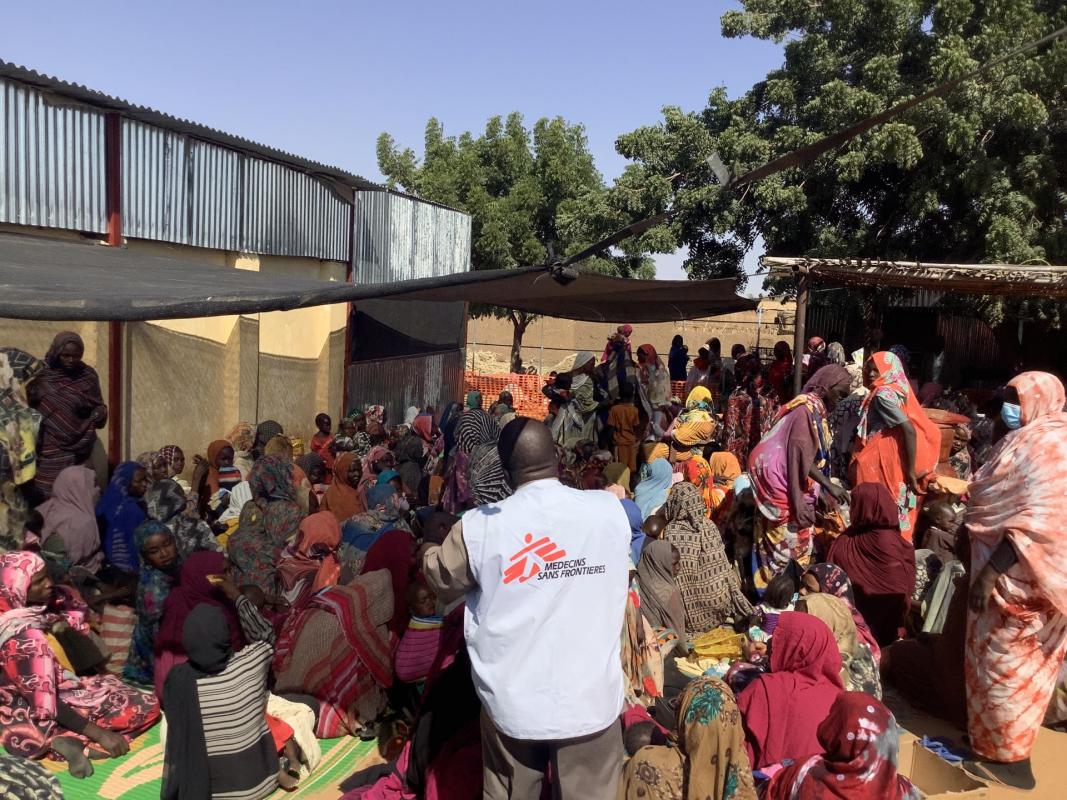 Mütter mit Kindern, die in der MSF-Klinik im Lager Samsam, 15 km von El Fasher, Nord-Darfur, warten.