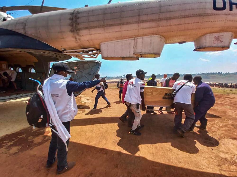 Hilfsgüter kommen mit Flugzeug an