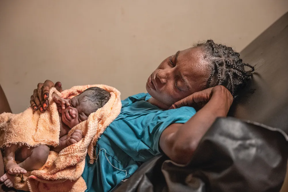 Mutter mit Baby in Aweil, Südsudan