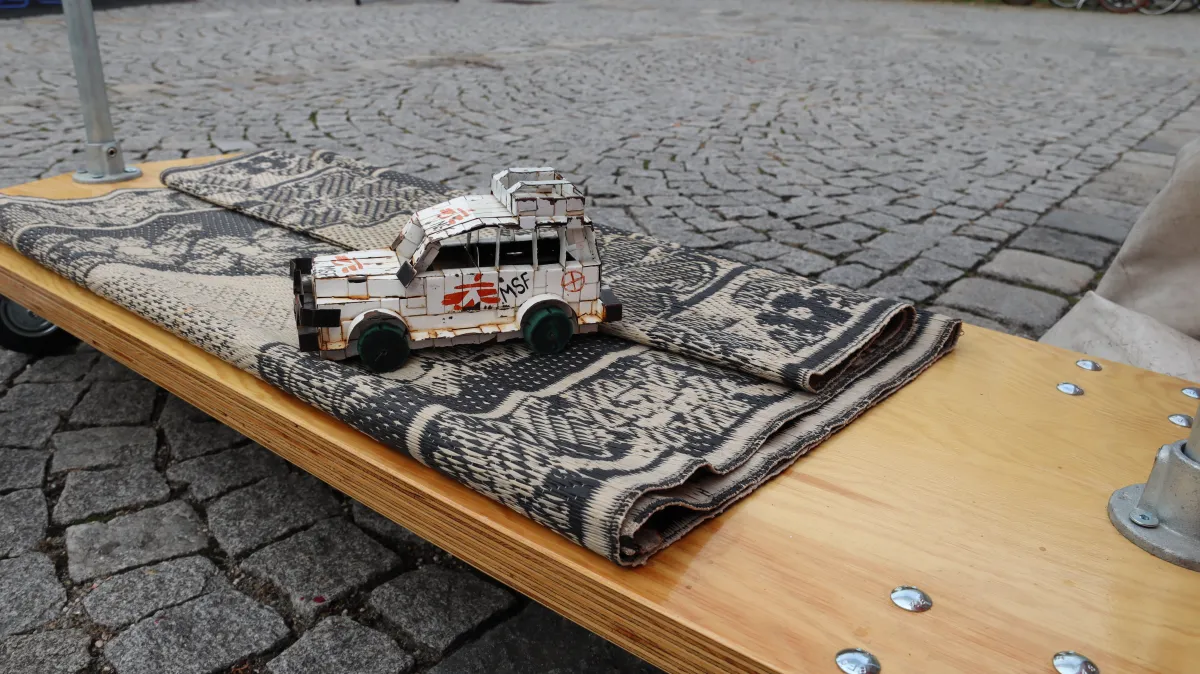 Auto bei Ausstellung "Ärzte ohne Grenzen hautnah"