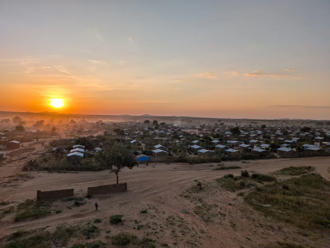 Aboutengue, das Vertriebenenlager im Tschad, bei Sonnenuntergang