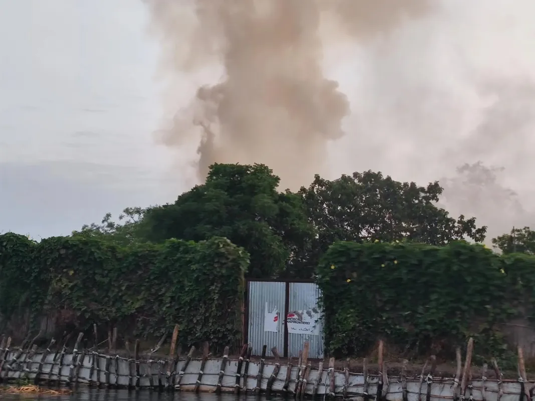 Das Krankenhaus von Ärzte ohne Grenzen in Old Fangak brennt nach einem Angriff. Südsudan, Mai 2025.