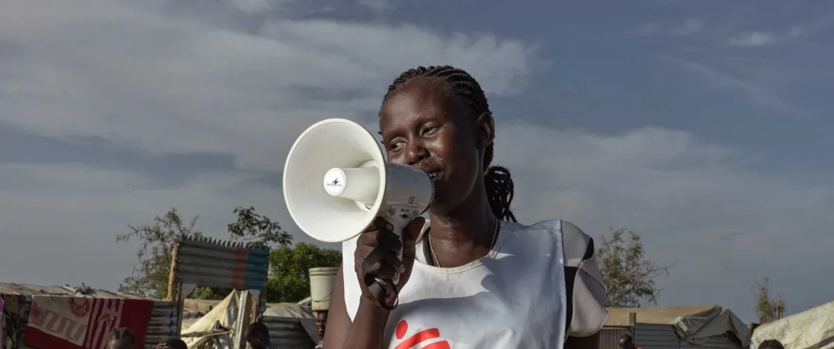 Gesundheitsberaterin ruft durch Megaphon