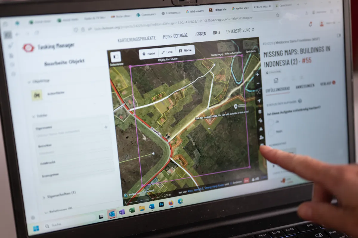 Mapathon_Laptop mit Satellitenbild