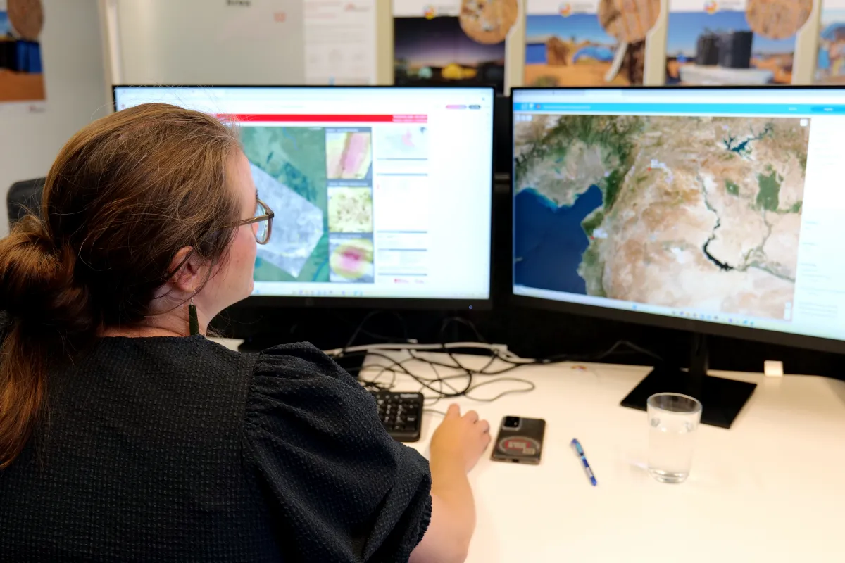 Ann De Schutter, GIS Expertin bei Ärzte ohne Grenzen, vor ihren Satellitendaten.