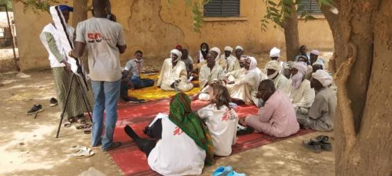 Gemeindemitglieder im Austausch mit MSF