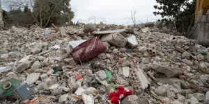 MSF donations in the war-ravaged Tibnine girls’ orphanage