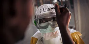 Ebola Ausbruch in der DR Kongo - Einsatz von Ärzte ohne Grenzen - Name auf der Haube