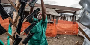 Ebola Ausbruch in der DR Kongo - Einsatz von Ärzte ohne Grenzen - Kein Anzug wird zweimal getragen