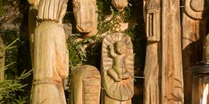 Bild von geschnitzten Figuren beim Pramtaler Advent