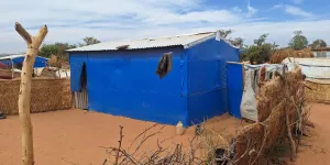 Bodenaufnahme von einem Zelt in einem Vertriebenenlager im Tschad