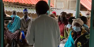 Patientinnen warten vor der Ambulanz