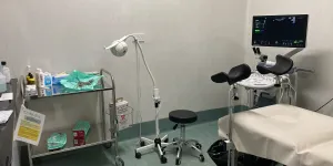 Untersuchungsraum mit Ultraschall in der Ambulanz