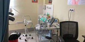 Der andere Untersuchungsraum mit einem sehr einfachen Ultraschallgerät