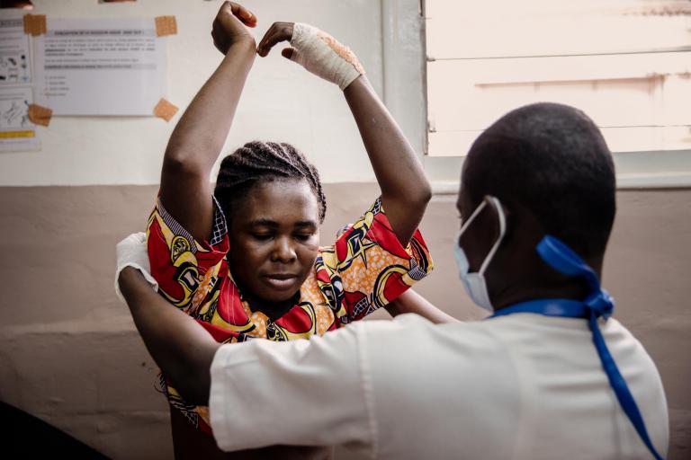 The journey of a wounded woman at MSF'SICA hospital in Bangui