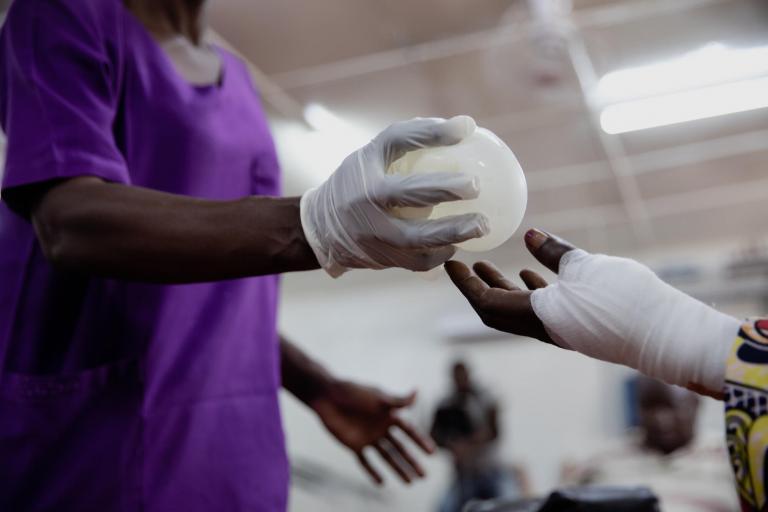 The journey of a wounded woman at MSF'SICA hospital in Bangui