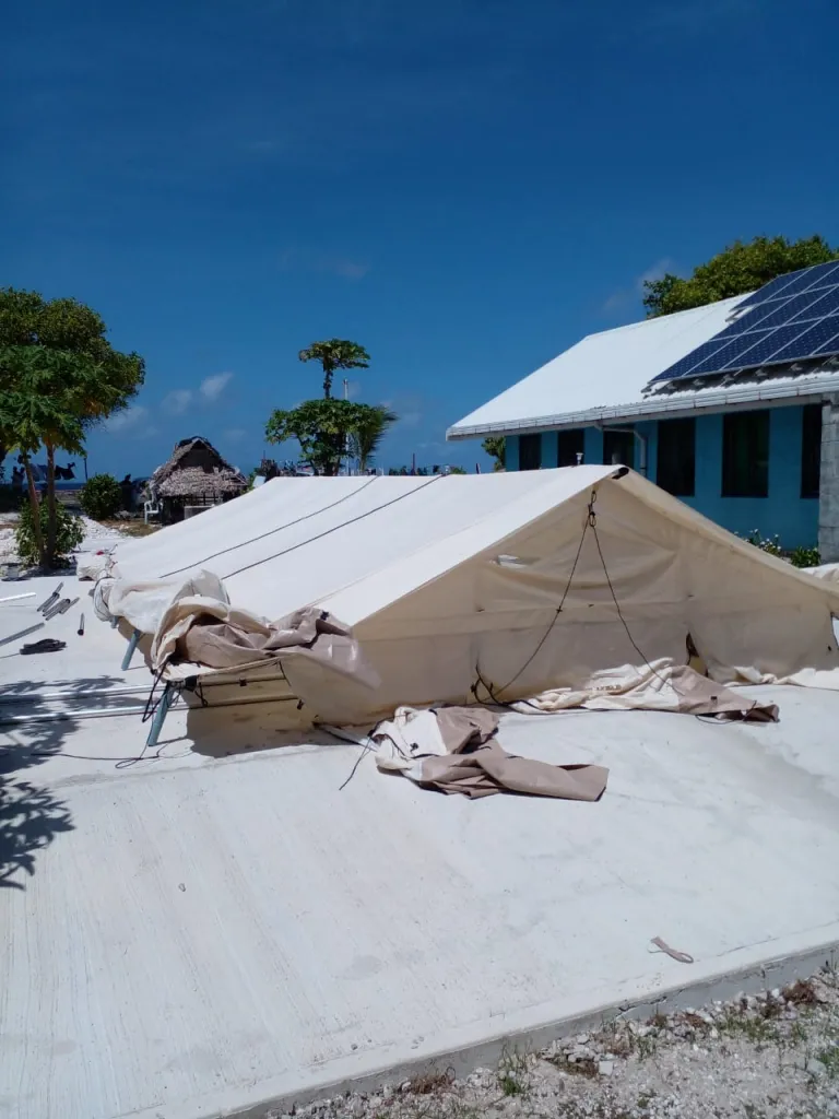 Ärzte ohne Grenzen in Kiribati beim Aufbau von einem Versorgungszelt