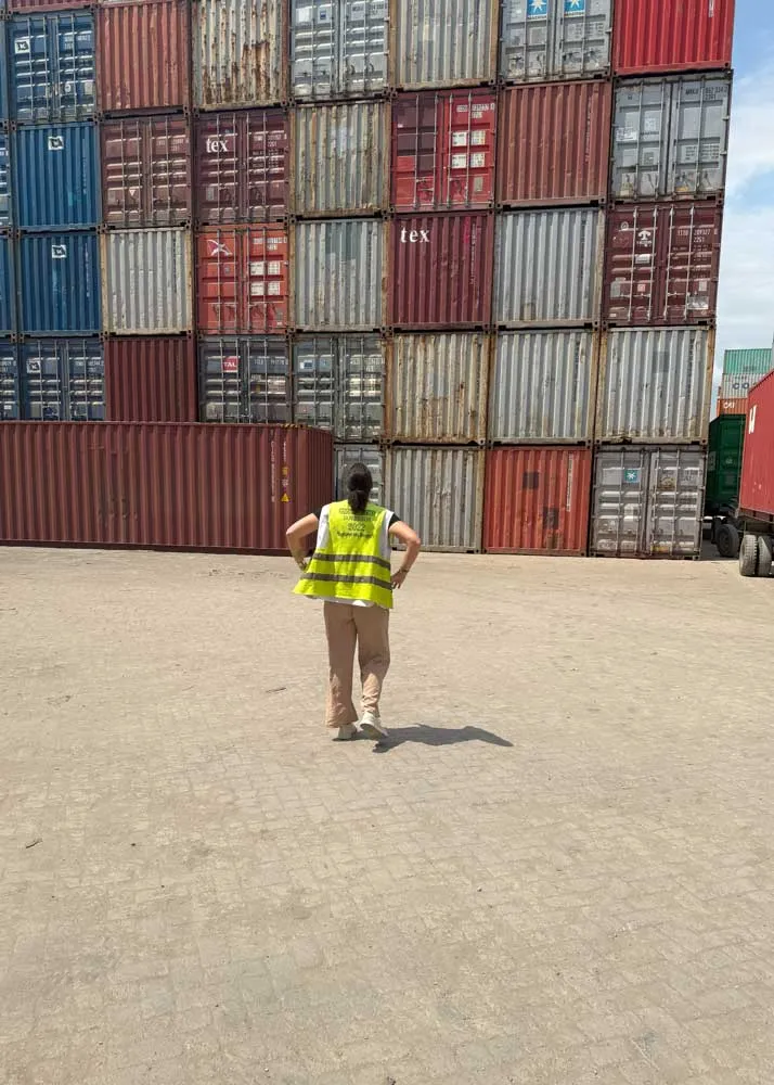 Sabrina Morgenbesser vor Containern