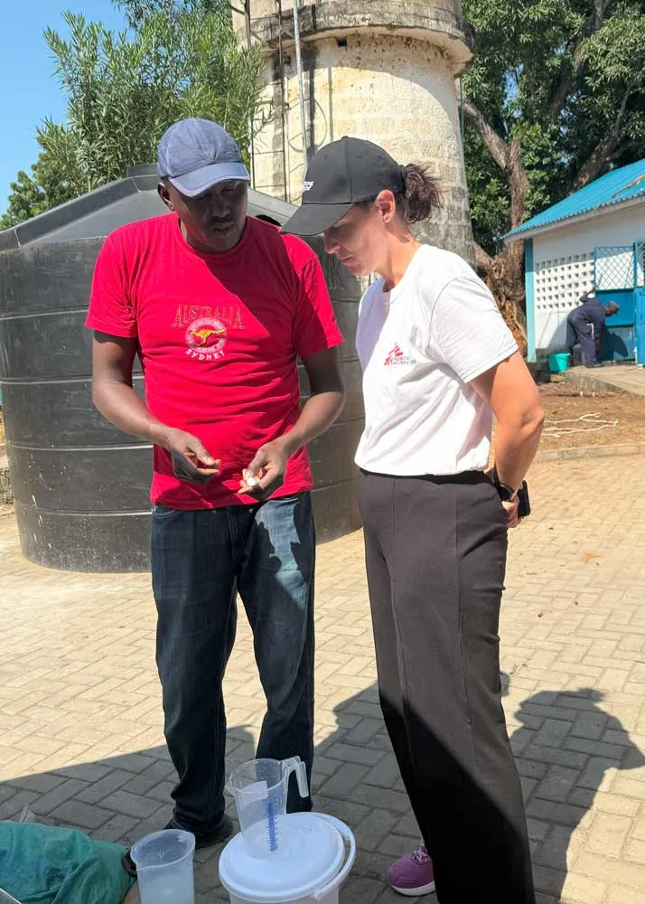 Wassertestung Sabrina Morgenbesser von Ärzte ohne Grenzen