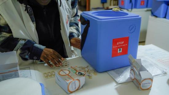 Das Team bereitet die Cholera-Impfstoffe vor. Es sind Schluckimpfungen, die oral verabreicht werden.