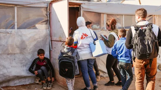Ein Team von Ärzte ohne Grenzen geht von Tür zu Tür und führt die Cholera-Impfungen durch.