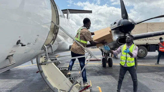 Hilfsgüter von Ärzte ohne Grenzen für den Ebola-Einsatz in der DR Kongo kommen in Bunia an